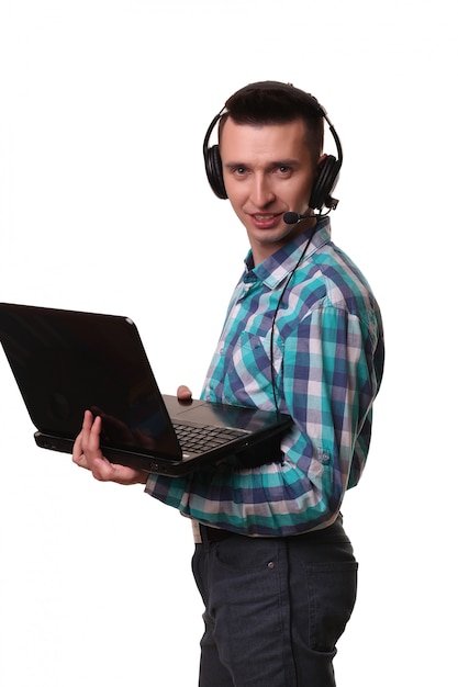 Hombre joven con auriculares con laptop