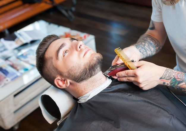 Hombre joven con barba afeitada