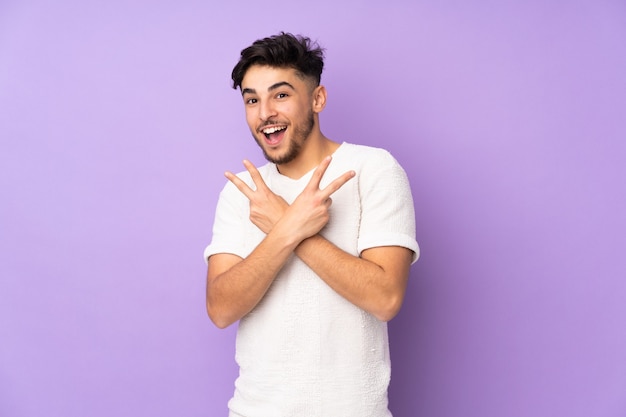 Hombre joven con barba aislado en morado