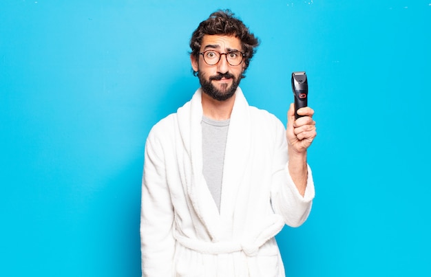 Hombre joven con barba en bata de baño. concepto de cuidado del cabello o la barba