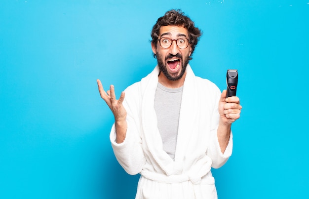 Hombre joven con barba en bata de baño. concepto de cuidado del cabello o la barba