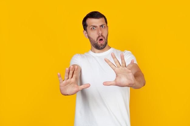 Hombre joven con barba en una camiseta blanca