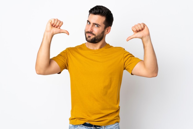 Hombre joven con barba con una camiseta