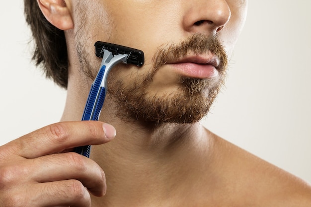 Foto hombre joven con barba descuidada antes de una rutina de afeitado