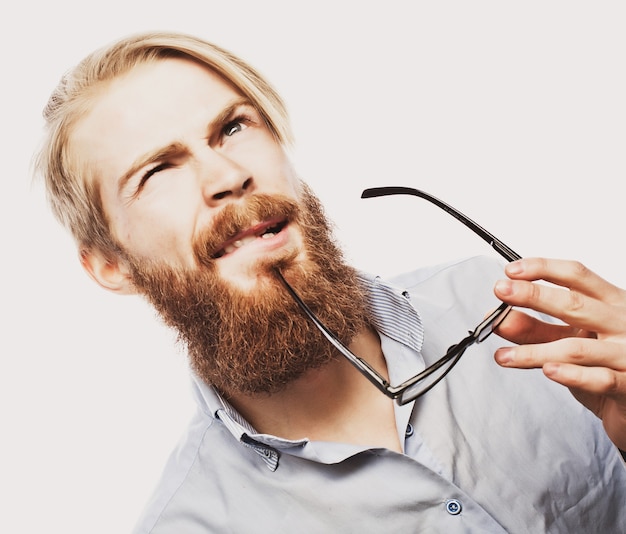 Hombre joven con barba hipster con anteojos. Sobre blanco.