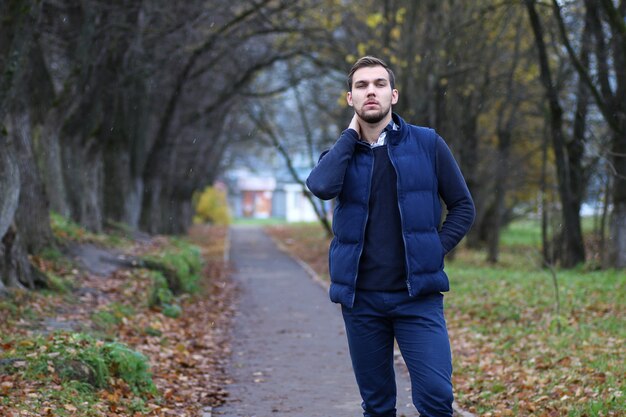 Hombre joven barba en un parque de otoño