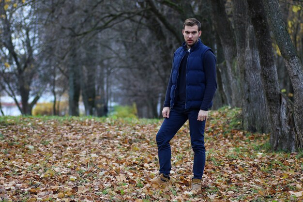 Hombre joven barba en un parque de otoño