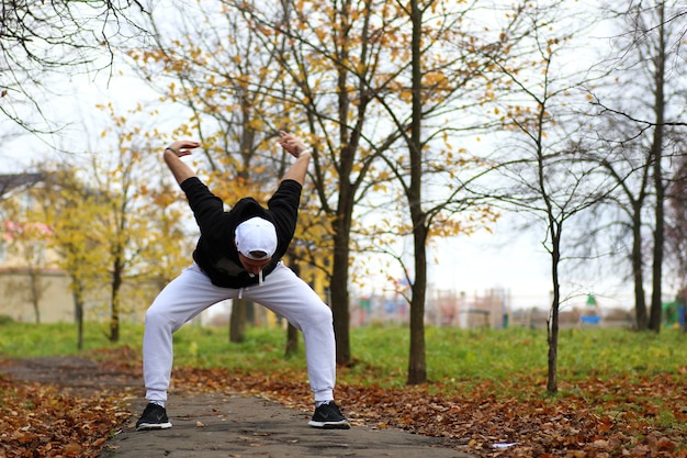 Hombre joven barba en un parque de otoño