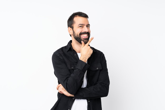 Hombre joven con barba sobre blanco aislado sonriendo