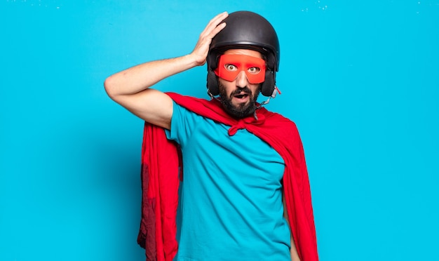 Hombre joven con barba. superhéroe loco y humorístico con casco y máscara