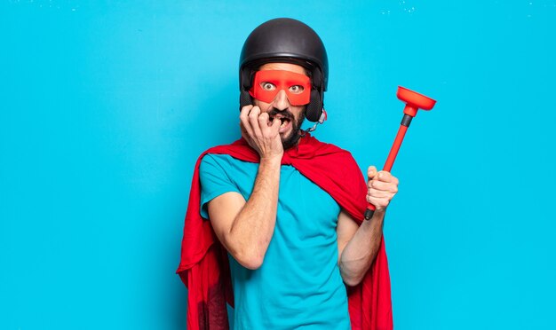 Hombre joven con barba. superhéroe loco y humorístico con casco y máscara