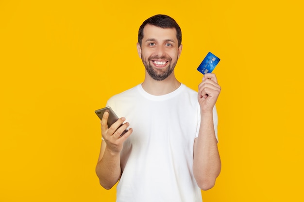 Hombre joven con barba mediante teléfono