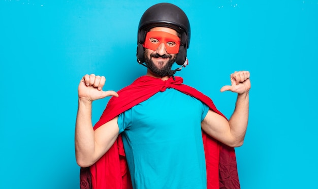 Hombre joven con barba en traje de superhéroe