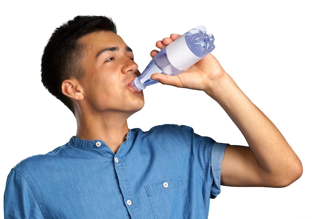 Foto hombre joven con una botella de agua