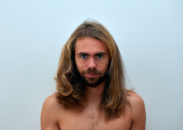 Un hombre joven con cabello largo y hermoso y barba