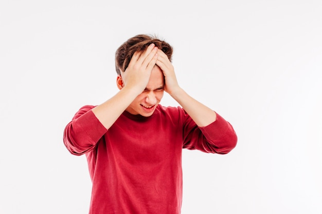 Hombre joven con la cabeza, dolor de cabeza, problemas