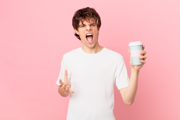 Hombre joven con un café mirando enojado, molesto y frustrado