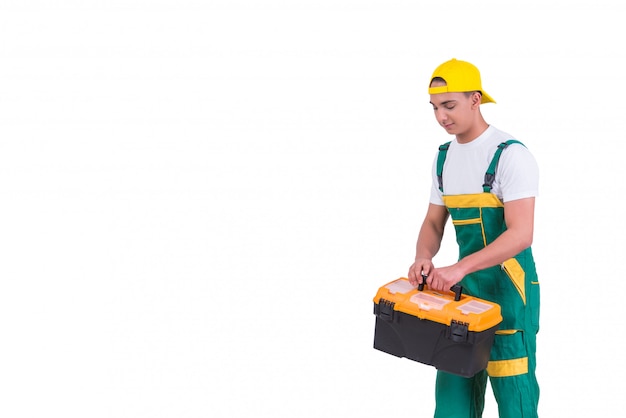 Hombre joven con la caja de herramientas del juego de herramientas aislada en blanco