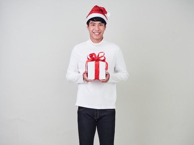 Hombre joven con caja de regalo de navidad