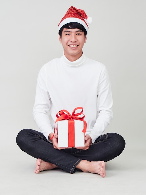 Hombre joven con caja de regalo de navidad