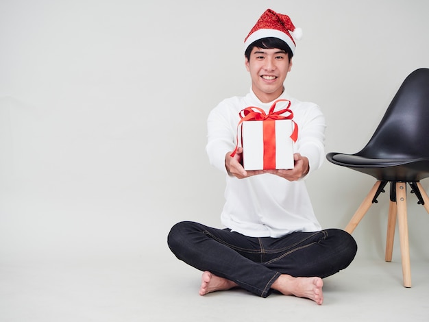 Hombre joven con caja de regalo de navidad