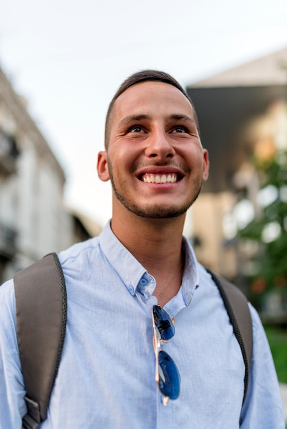 Foto hombre joven en la calle de la ciudad