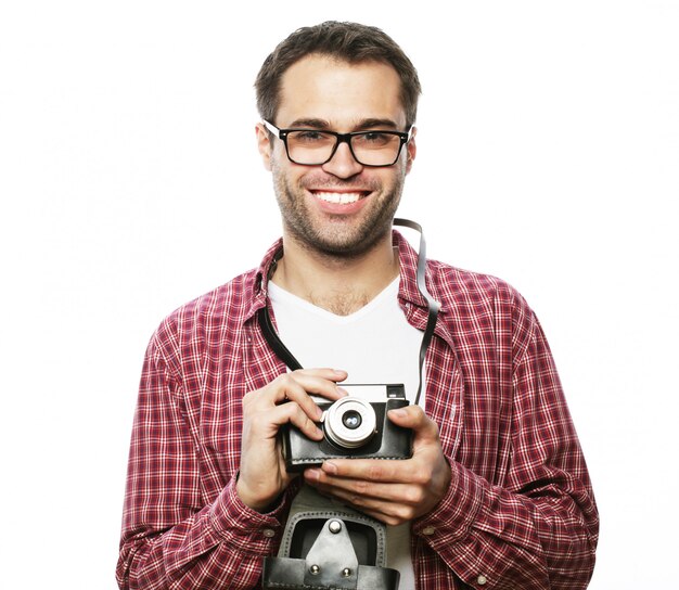 Hombre joven con una cámara retro