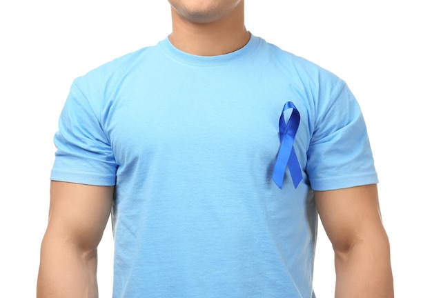 Hombre joven con camiseta con cinta azul sobre fondo blanco Concepto de concientización sobre el cáncer de próstata