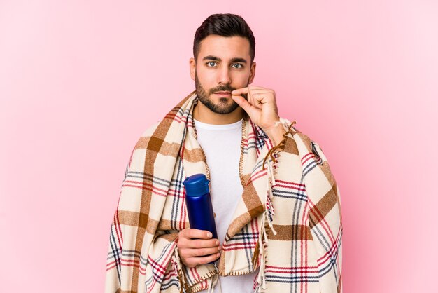 Hombre joven en camping aislado con los dedos en los labios guardando un secreto.