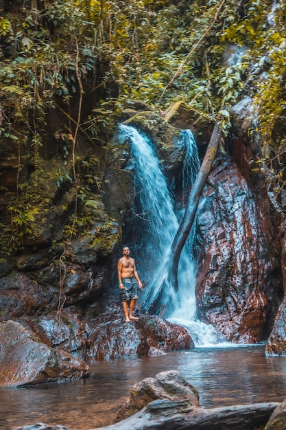 Un hombre joven en una cascada del Parque Nacional Cerro Azul Meambar Panacam en Yojoa Honduras