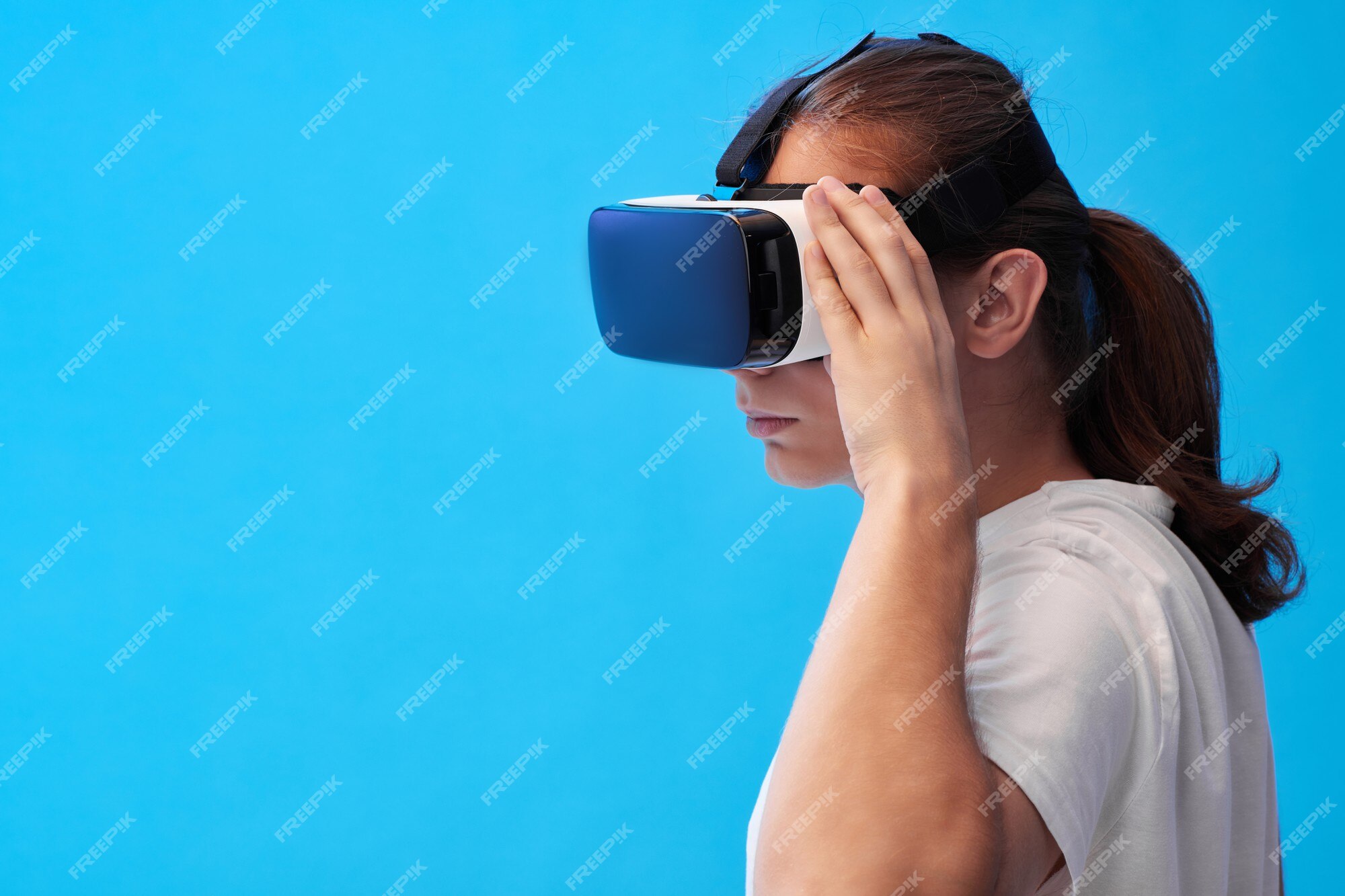 Hombre joven con casco de realidad virtual. gadgets de realidad virtual
