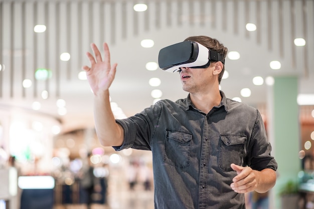 Hombre joven con casco de realidad virtual