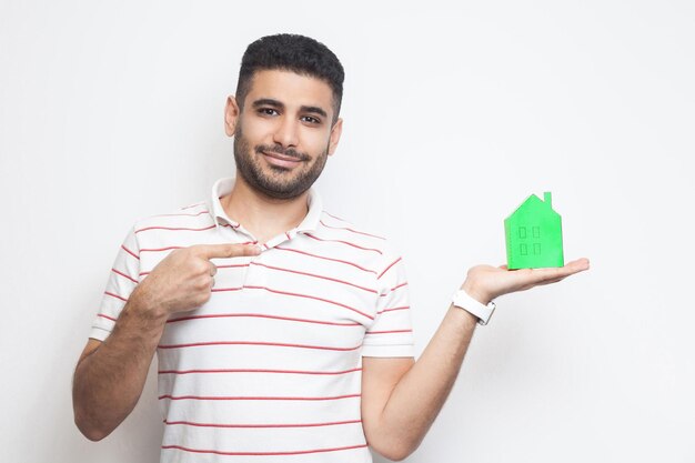 Hombre joven con casita de papel