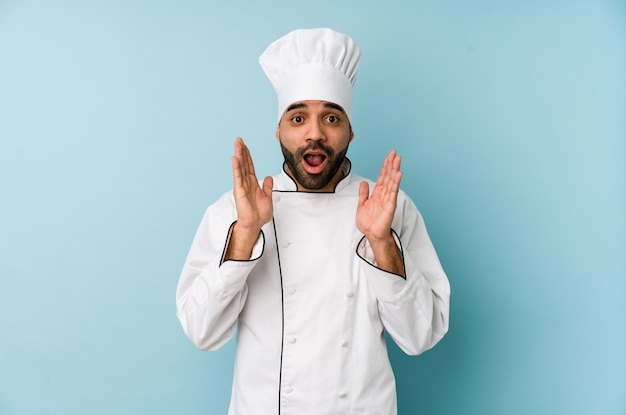 Hombre joven chef mirando sorprendido