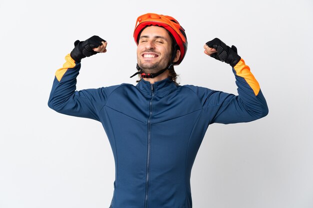 Hombre joven ciclista aislado sobre fondo blanco haciendo gesto fuerte