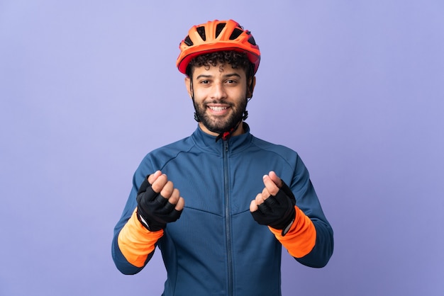 Hombre joven ciclista marroquí aislado