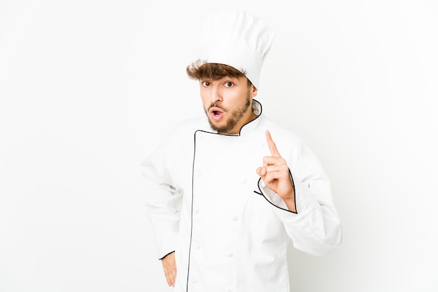 Hombre joven cocinero árabe que tiene una idea, concepto de inspiración.