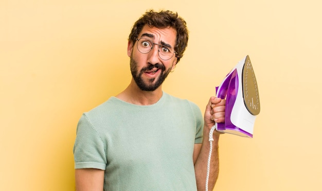 Hombre joven con concepto de ama de llaves de hierro de mano