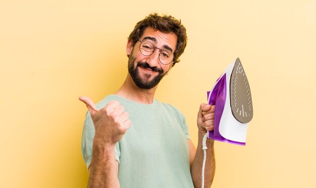 Hombre joven con concepto de ama de llaves de hierro de mano