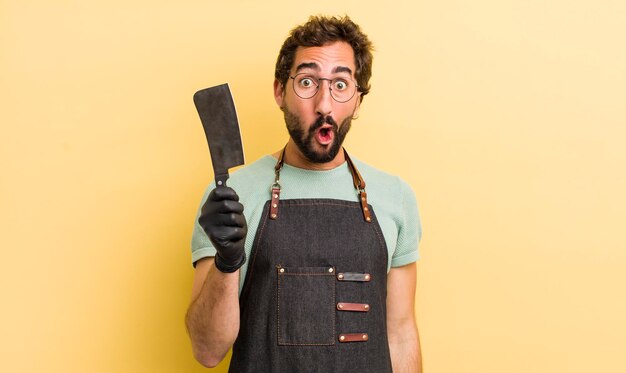 Hombre joven con un concepto de carnicero cuchillo