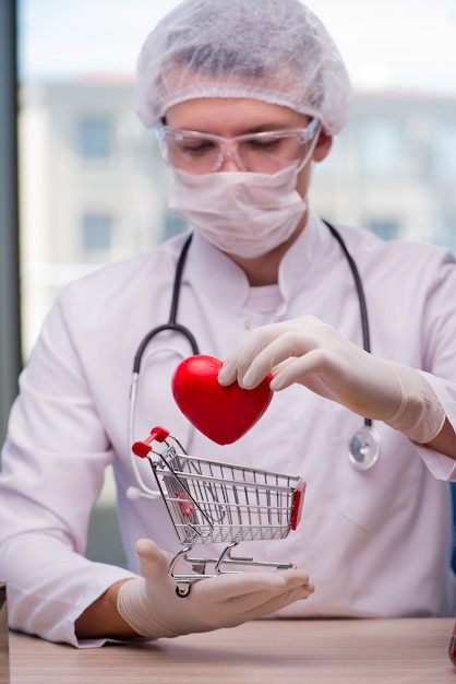 Hombre joven en concepto médico