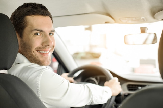 Hombre joven en un concepto de prueba de servicio de alquiler de coches