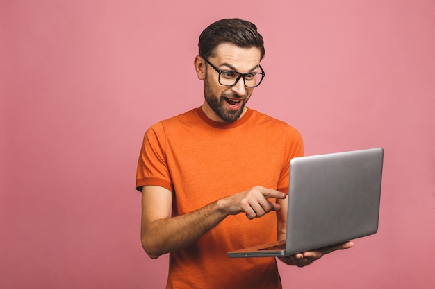 Hombre joven confidente en ropa casual con laptop