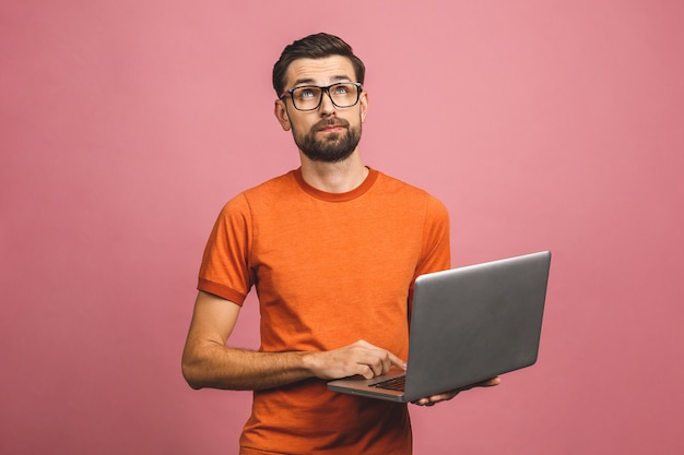 Hombre joven confidente en ropa casual con laptop