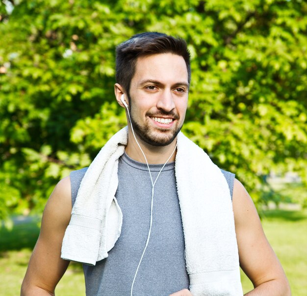 Hombre joven para correr en el parque. Salud y Belleza.