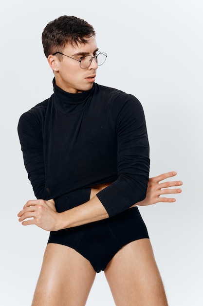 Hombre joven culturista fitness muscular músculo suéter modelo gafas calzoncillos