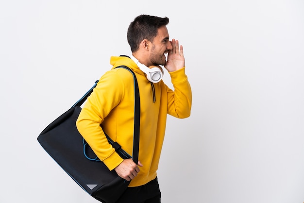 Hombre joven deporte con bolsa de deporte aislado