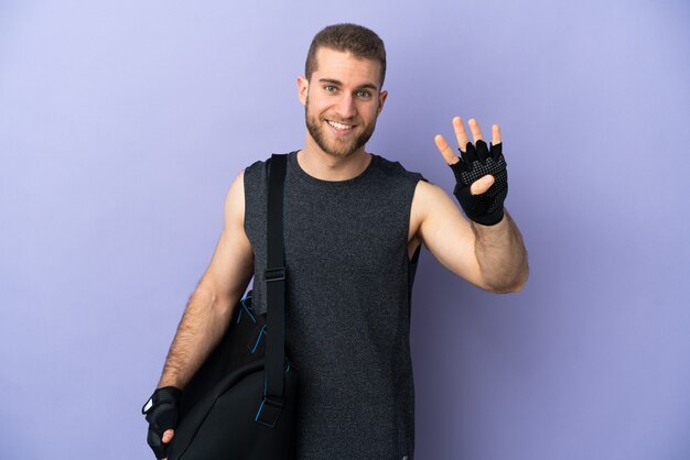 Hombre joven deporte con bolsa de deporte aislado