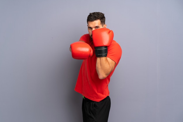 Hombre joven deporte con guantes de boxeo