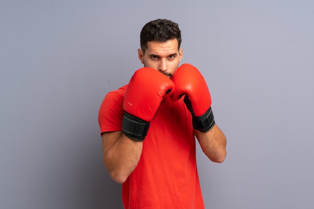 Hombre joven deporte con guantes de boxeo